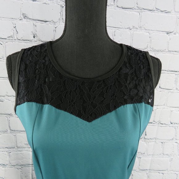 Women's Sleeveless Dress w/ Lace - Picture 2 of 5